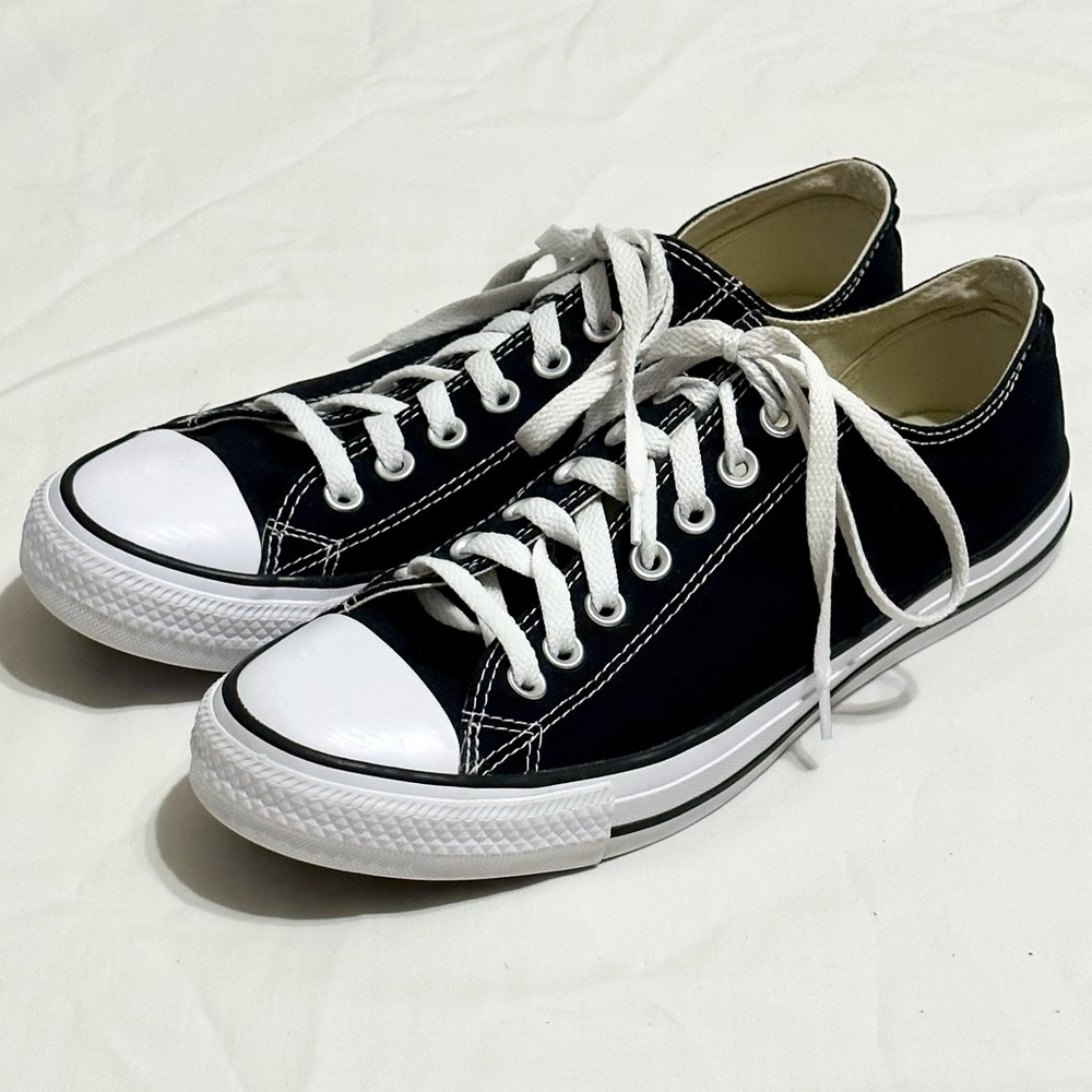 Converse Chuck Taylor All Star Black Lowtops - Men’s 8.5 (Wmns 10.5) Like New!